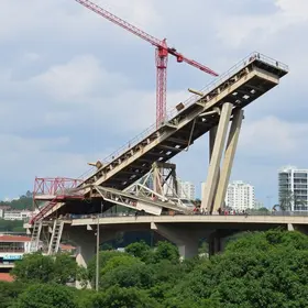 viaduto em construção desmorona