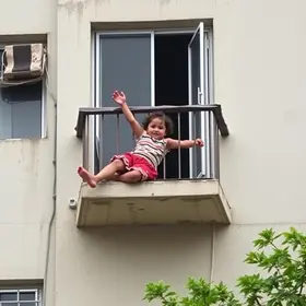 criança cai de varanda